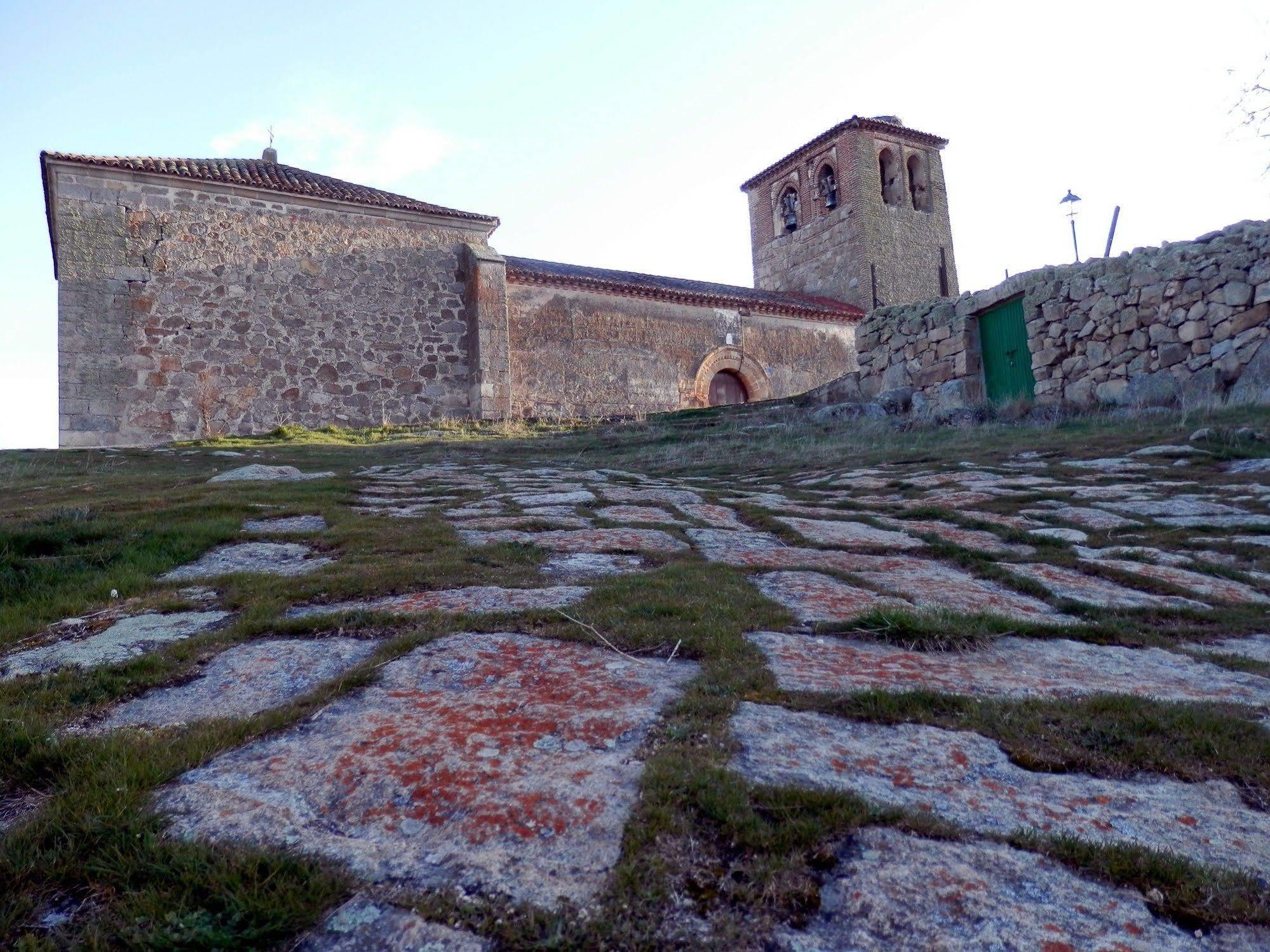 Gasthaus Casa Rural El Dolmen Bernuy-Salinero Exterior foto